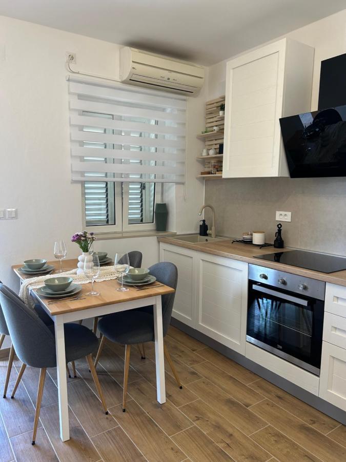 Ferienwohnung Zio Nino Sutomiscica Exterior foto